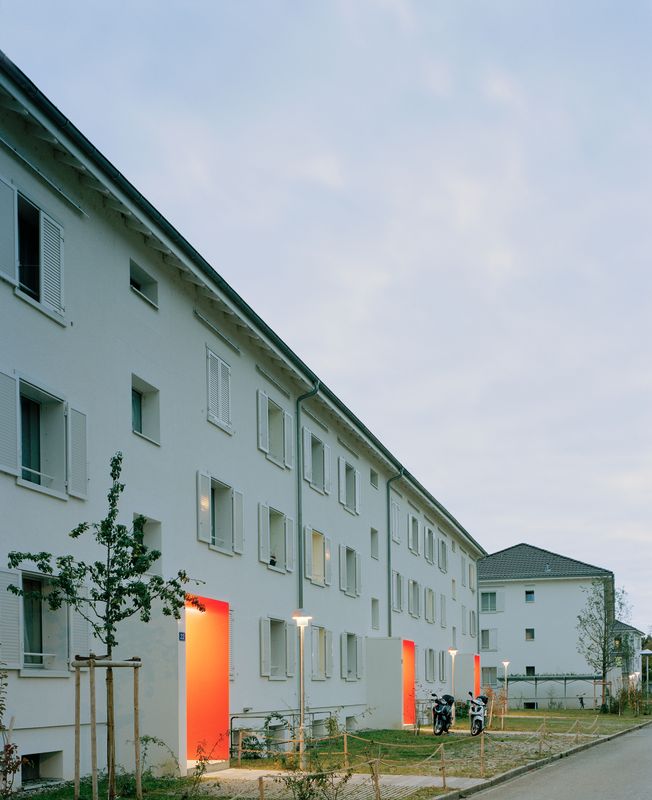 Überbauung Im Rheinacker – Eingangssituation abends – Barbara Bühler Fotografie