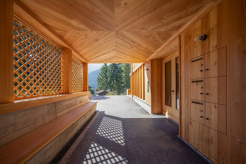 Neubau Casa Depuoz, Sedrun – Gedeckter Eingangsbereich – Foto: Ingo Rasp