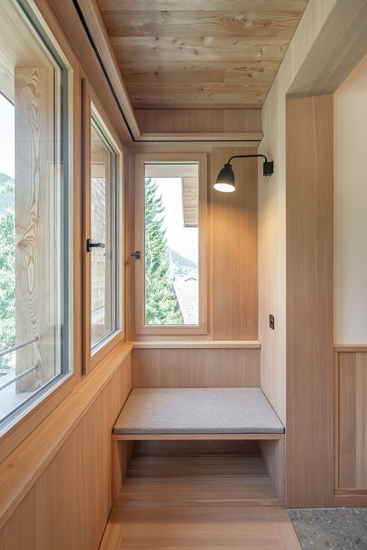 Neubau Casa Depuoz, Sedrun – Erker als heimeliger Rückzugsort – Foto: Ingo Rasp