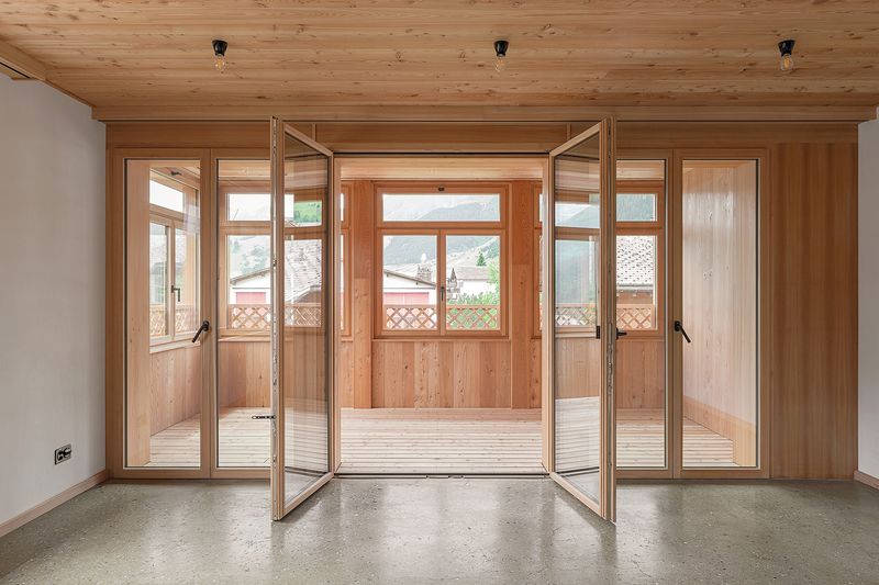 Neubau Casa Depuoz, Sedrun – Blick in den Wintergarten – Foto: Oliver Hänni