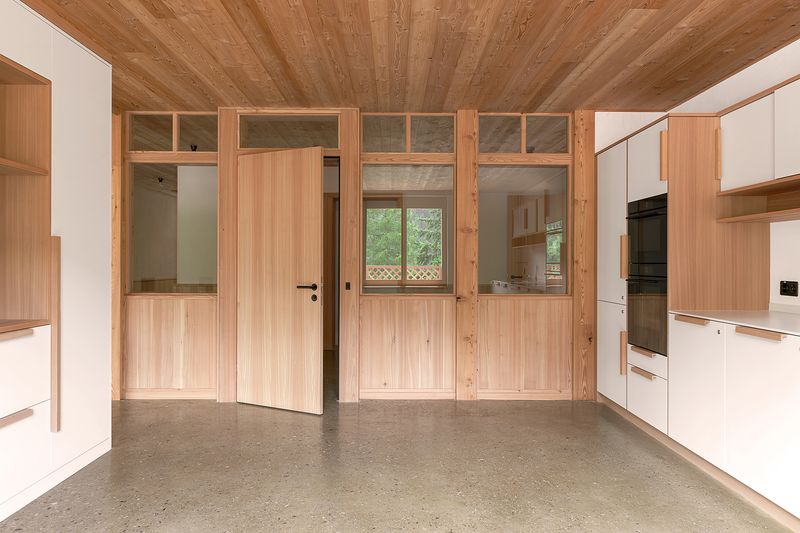 Neubau Casa Depuoz, Sedrun – Blick von Küche zum Korridor – Foto: Oliver Hänni