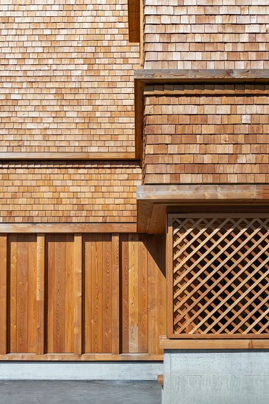 Neubau Casa Depuoz, Sedrun – Gestaltungselemente der Fassade – Foto: Ingo Rasp