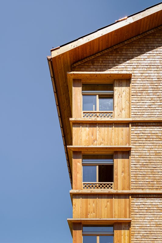 Neubau Casa Depuoz, Sedrun – Flächenspiel aus Schindeln und Holzschalung – Foto: Ingo Rasp