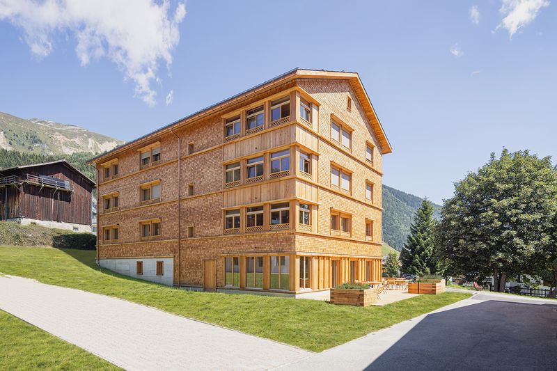 Neubau Casa Depuoz, Sedrun – Erdgeschoss mit Bezug zum Aussenraum – Foto: Ingo Rasp