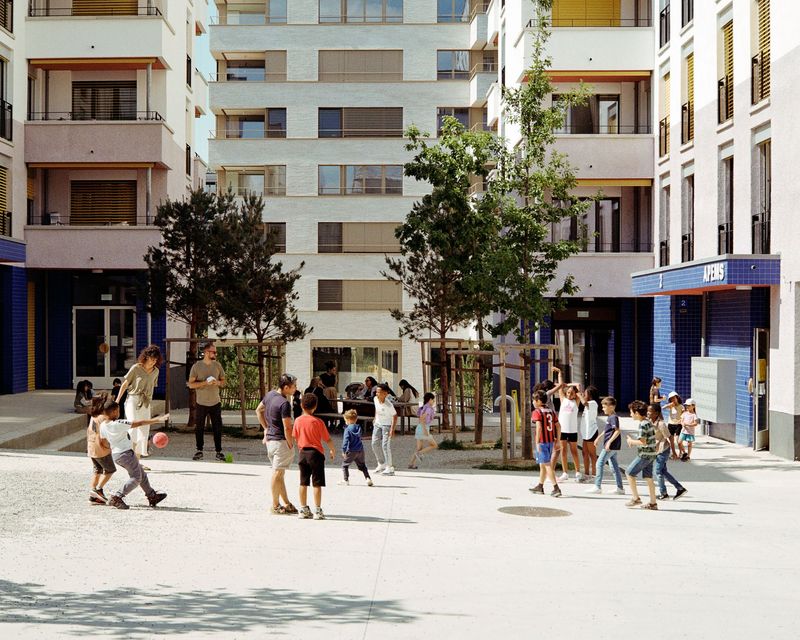 Étape 1 de l'écoquartier des Plaines-du-Loup – Rue Germaine-Ernst, aux abords d'un APEMS, d'un CVE et de l'école primaire – Ville de Lausanne