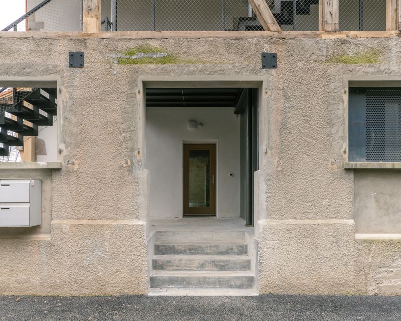 Transformation d'un moulin en logements – Accès aux appartement du rez-de-chaussée – Brian Scott Adkins