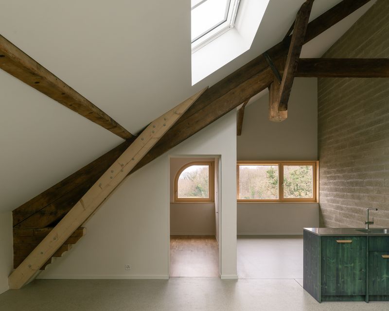 Transformation d'un moulin en logements – Renforts structurels dans l'appartement des combles – Brian Scott Adkins