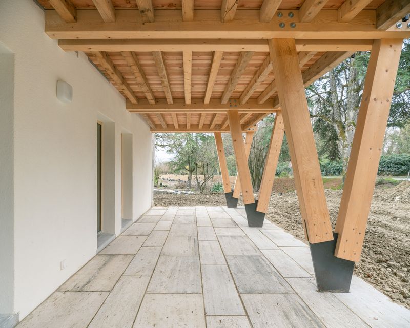 Transformation d'un moulin en logements – Terrasse en travertin de réemploi – Brian Scott Adkins