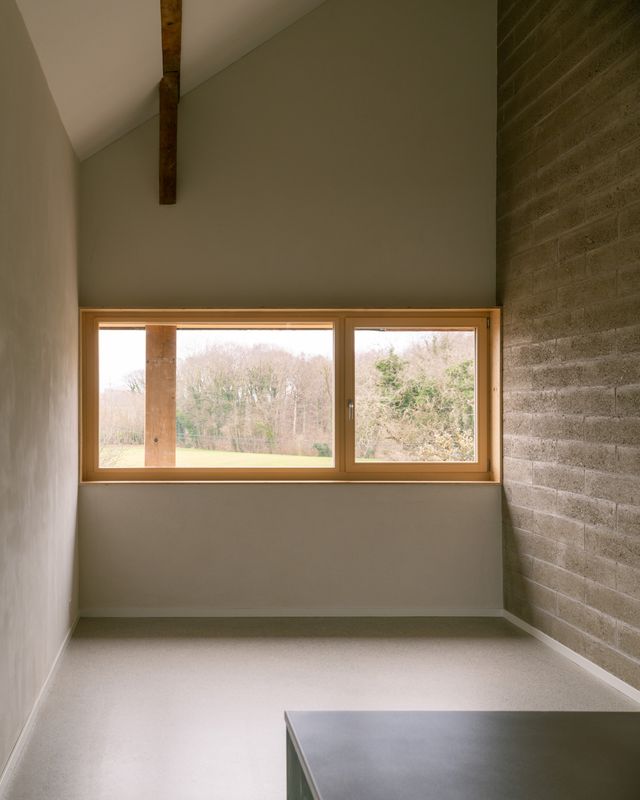 Transformation d'un moulin en logements – Vue depuis l'espace de jour des combles – Brian Scott Adkins