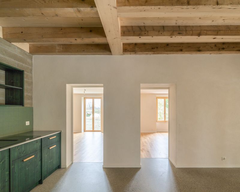 Transformation d'un moulin en logements – Appartement à l'étage avec poutres récupérées – Brian Scott Adkins