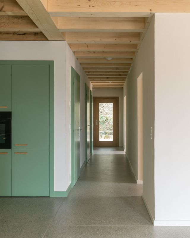 Transformation d'un moulin en logements – Appartement au rez-de-chaussée avec portes en réemploi – Brian Scott Adkins