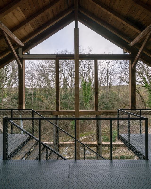 Transformation d'un moulin en logements – Coursive de distribution extérieure – Brian Scott Adkins