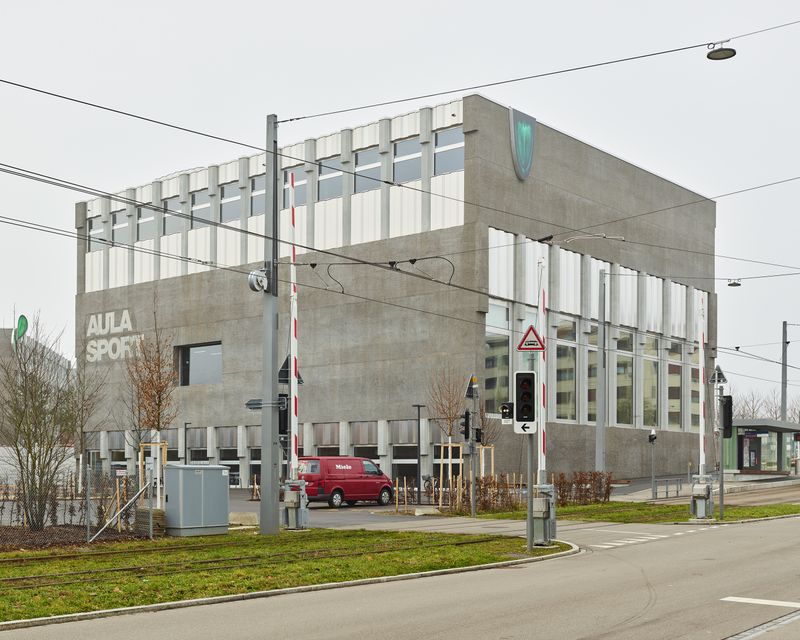 Erweiterungsneubauten Kantonsschule Limmattal, Urdorf – Volumetrischer Auftakt an der Haltestelle Kanitallee der Limmattalbahn – Igor Ponti