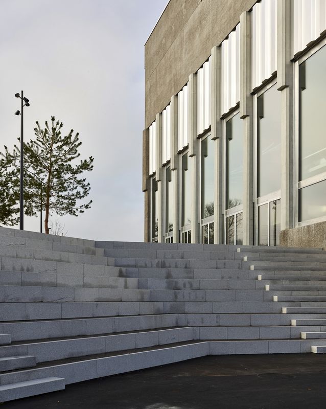 Erweiterungsneubauten Kantonsschule Limmattal, Urdorf – Grosszügige Sitzstufen verbinden aussenräumlich den neuen Platzhof mit den bestehenden Aussenräumen – Igor Ponti