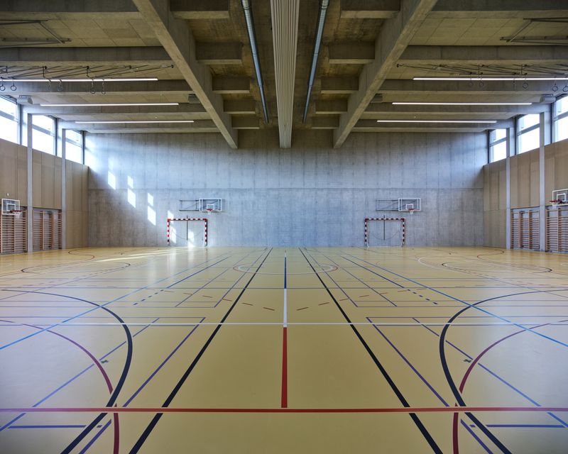 Erweiterungsneubauten Kantonsschule Limmattal, Urdorf – Hallentrakt: In der Tragstruktur geordnete Doppelturnhalle – Igor Ponti