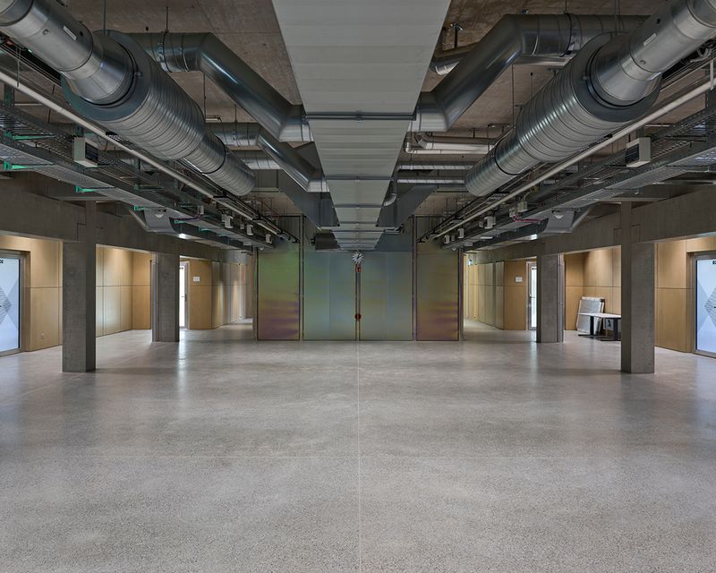 Erweiterungsneubauten Kantonsschule Limmattal, Urdorf – Klassentrakt: Zentraler Bereich in nicht ausgebautem Zustand als Ausstellungsraum – Igor Ponti