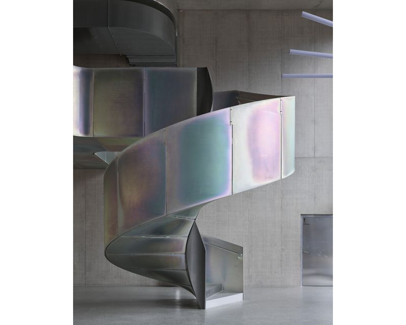 Erweiterungsneubauten Kantonsschule Limmattal, Urdorf – Hallentrakt: Wendeltreppe im Foyer aus passiviertem Stahl – Igor Ponti