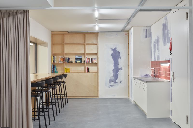 Lise & Lotte, Umbau und Umnutzung Sägestrasse 76/78, Köniz – Gemeinschaftsräume werden zum kollektiven Mehrwert und erweitern die private Nutzung - hier: Business Hub mit Gemeinschaftsküche – Edward Greiner