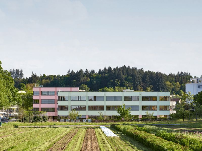 Lise & Lotte, Umbau und Umnutzung Sägestrasse 76/78, Köniz – Blick von Norden; das neue Erscheinungsbild stärkt die Identifikation mit dem Bau. Die Farbauswahl nimmt Bezug auf historische Wohnbauten in Köniz – Edward Greiner