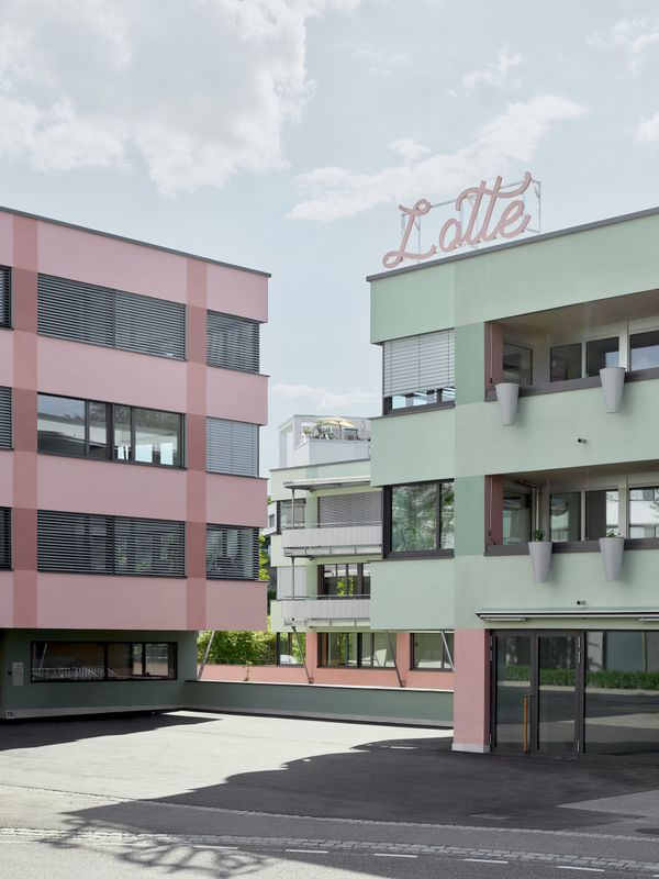 Lise & Lotte, Umbau und Umnutzung Sägestrasse 76/78, Köniz – Die beiden Namen "Lotte und "Lise" helfen bei der Transformation zum identitätsstiftenden Wohnhaus. Ein abgesenkter Hof sowie das Untergeschoss bilden das Bindeglied zwischen den beiden Häusern – Edward Greiner