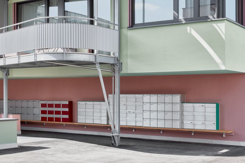 Lise & Lotte, Umbau und Umnutzung Sägestrasse 76/78, Köniz – Wiederverwendete, gemeinsame Briefkastenanlage – Edward Greiner