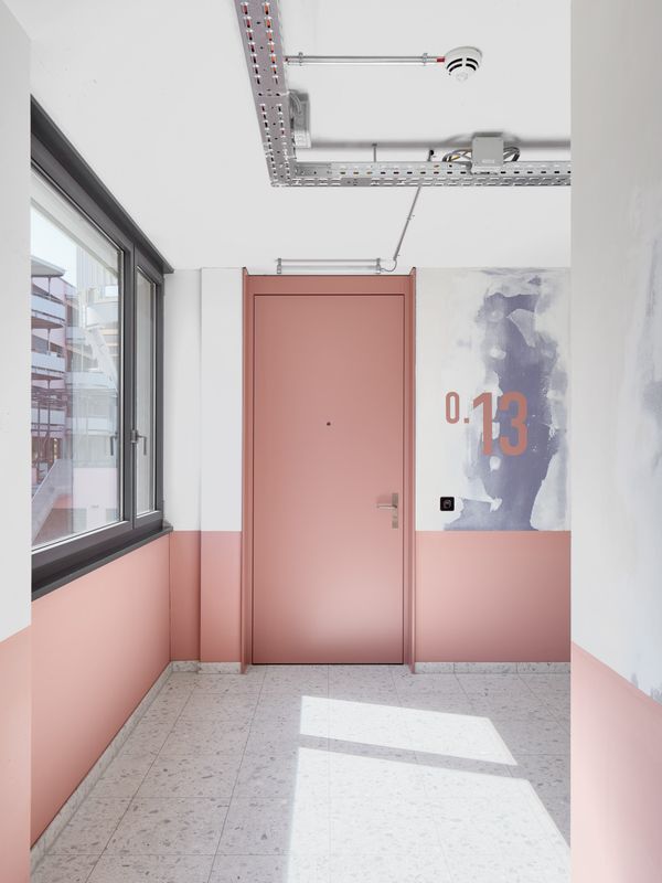 Lise & Lotte, Umbau und Umnutzung Sägestrasse 76/78, Köniz – Auf den Fluren schimmern die Farben der Trockenwände durch – Edward Greiner