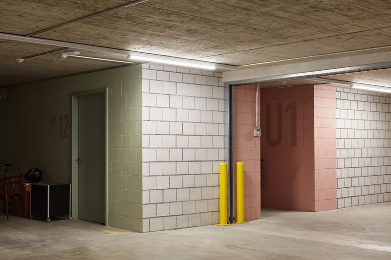 Lise & Lotte, Umbau und Umnutzung Sägestrasse 76/78, Köniz – Neue Kalksandsteinwände und Signaletik im Untergeschoss – Edward Greiner