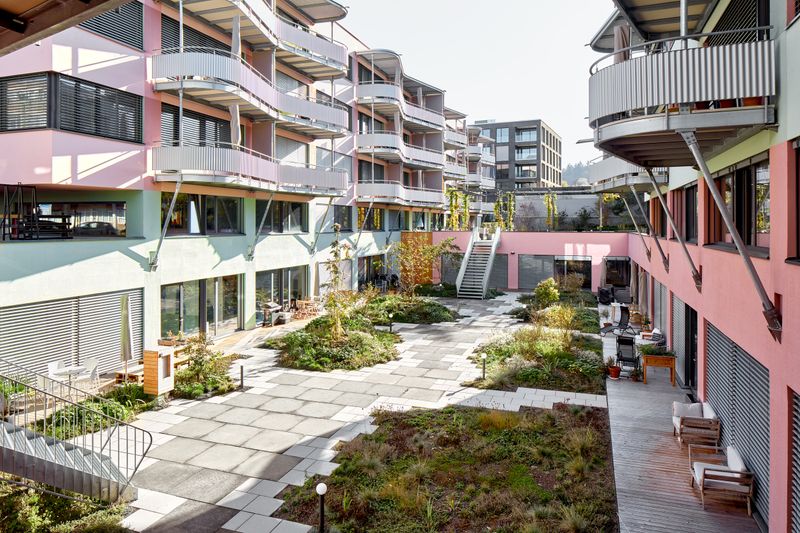 Lise & Lotte, Umbau und Umnutzung Sägestrasse 76/78, Köniz – Die zweigeschossigen Wohnungen sind zum abgesenkten Gartenhof hin ausgerichtet – Edward Greiner