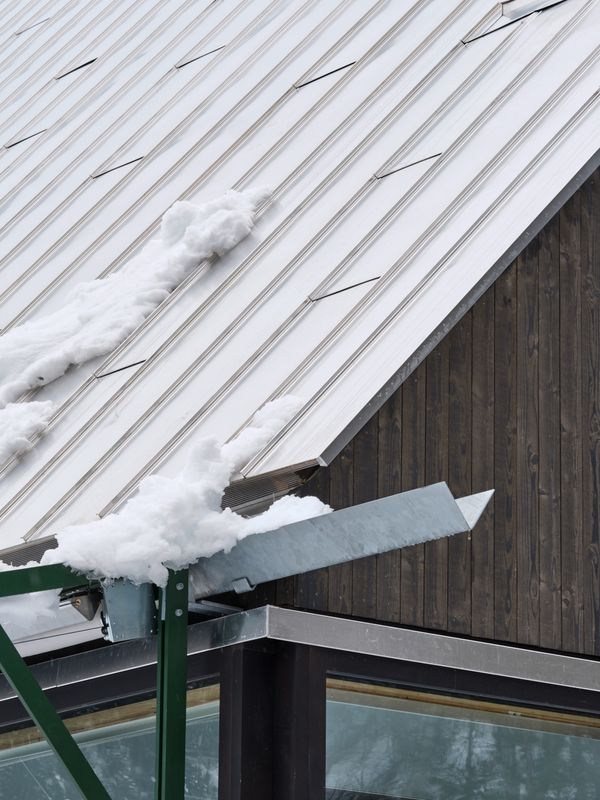 Restaurant Caumasee, Flims – Aussenfoto Winter - Detail Traufe – Ralph Feiner