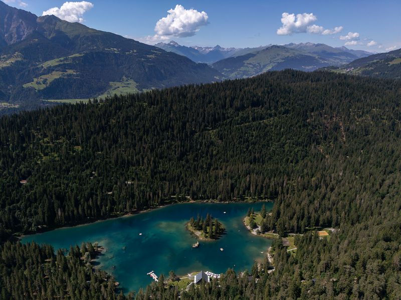Restaurant Caumasee, Flims – Aussenfoto Sommer - Blickrichtung oben – Leonardo Finotti