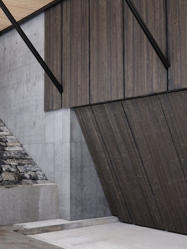 Restaurant Caumasee, Flims – Aussenfoto Winter - Detail Winterfassade EG – Ralph Feiner