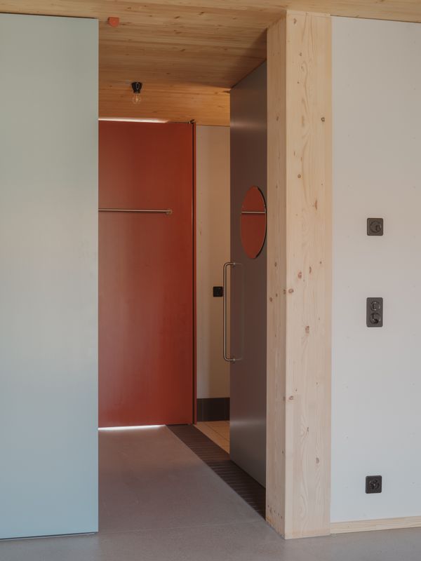 LysP8 - Wohnhaus mit Gewerbe – Nasszellen mit raumhohen Flügeltüren – Federico Farinatti