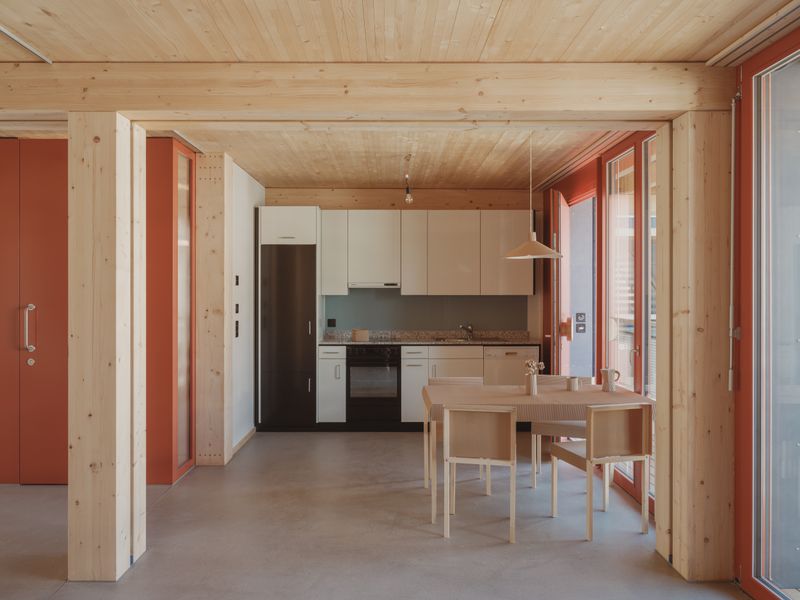 LysP8 - Wohnhaus mit Gewerbe – Wohn- und Essraum mit Re-Use Forsterküchen – Federico Farinatti