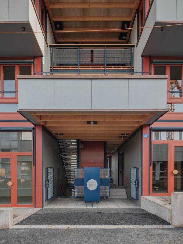 LysP8 - Wohnhaus mit Gewerbe – Eingangssituation mit Gemeinschaftsbalkonen – Federico Farinatti