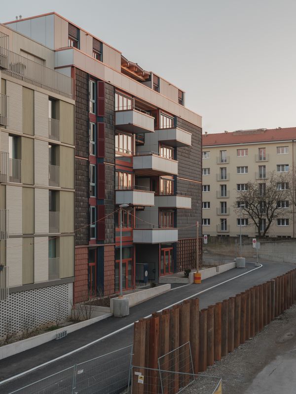 LysP8 - Wohnhaus mit Gewerbe – Platzfassade – Federico Farinatti