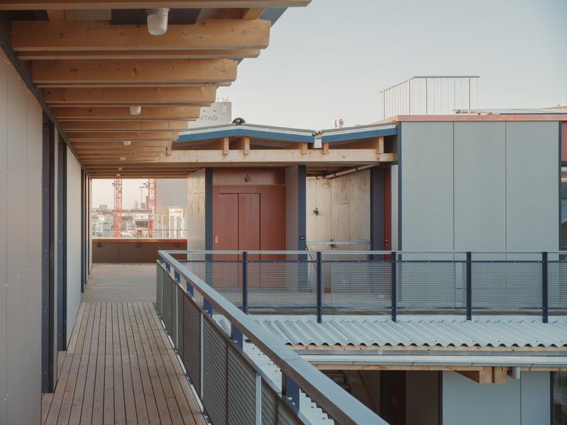 LysP8 - Wohnhaus mit Gewerbe – Laubengangerschliessung im Attikageschoss – Federico Farinatti