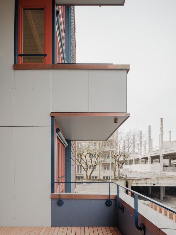 LysP8 - Wohnhaus mit Gewerbe – Zweigeschossige Gemeinschaftsbalkone – Federico Farinatti