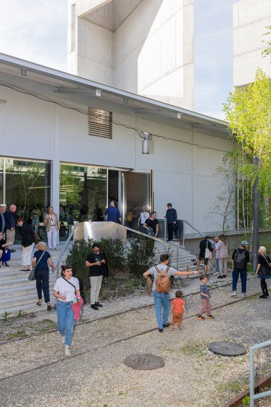 Kunsthaus Baselland – Die beidseitige Zugänglichkeit des Baus fördert die Aktivierung des Aussenbereichs. – Fotografie: Pati Grabowicz © Kunsthaus Baselland