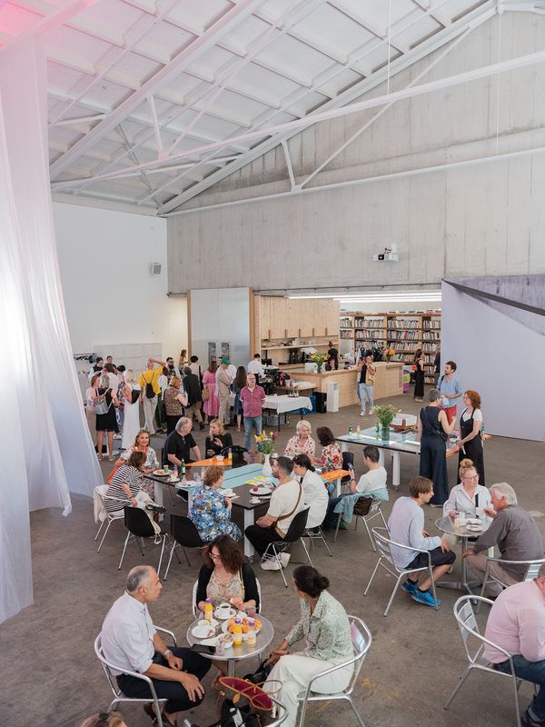 Kunsthaus Baselland – Die beidseitig zugängliche Eingangshalle dient als öffentliches Foyer und kann als multifunktionale Fläche frei bespielt werden. – Fotografie: Pati Grabowicz © Kunsthaus Baselland