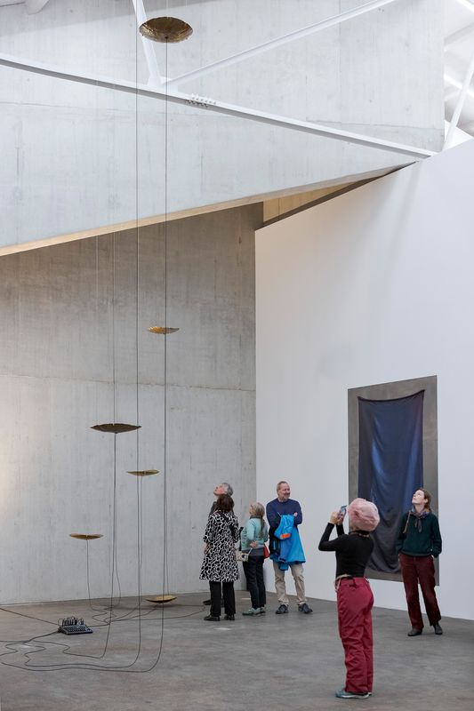 Kunsthaus Baselland – Das Kunsthaus Baselland ermutigt Künstler:innen in ihren Arbeiten auf die Architektur des Baus einzugehen. – Fotografie: Ivana Kresic © Kunsthaus Baselland