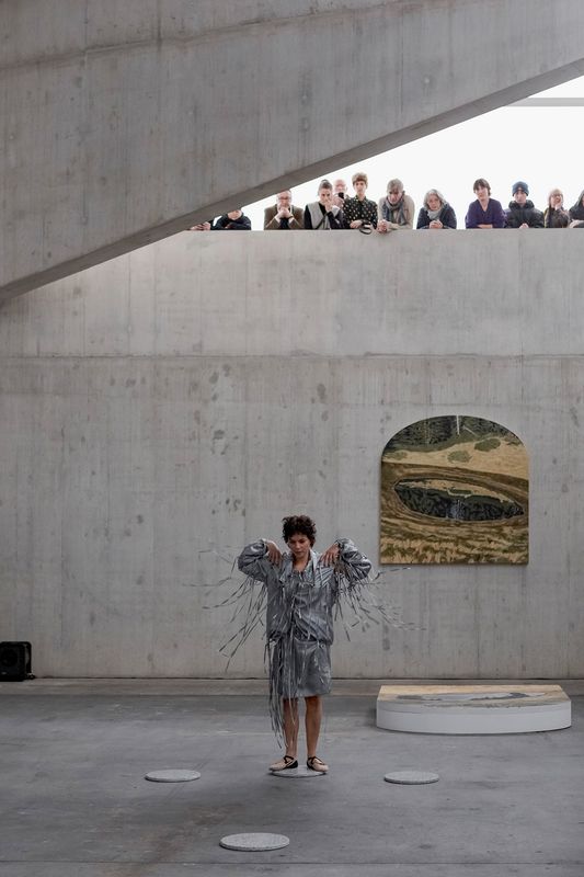 Kunsthaus Baselland – Ausschnitte in den Vertikalkörpern erlauben vielseitige Lichtimpulse und ermöglichen Sichtbeziehungen zwischen den Ausstellungsebenen.  – Fotografie: Ivana Kresic © Kunsthaus Baselland