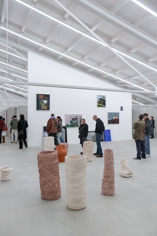 Kunsthaus Baselland – Charakteristische Elemente der früheren Lagerhalle, wie z. B. die ausgefachte Stahlstruktur sowie das Filigranfachwerk des Daches, dienen als konzeptuelle und atmosphärische Elemente, um die Geschichte des Ortes weiterzudenken und mit der neuen Nutzung zu verweben. – Fotografie: Ivana Kresic © Kunsthaus Baselland