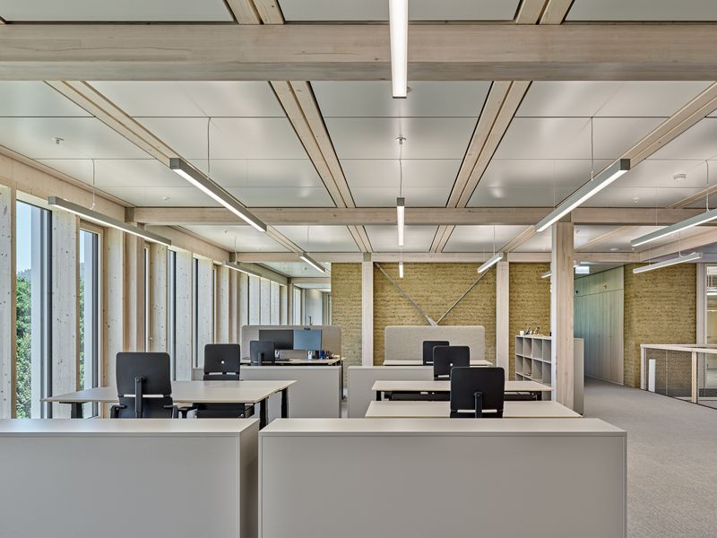 Erweiterung Bürogebäude Erne, Stein – Die offenen Bürobereiche werden durch die Holzstruktur und die Lehmkerne räumlich und atmosphärisch geprägt.  – Roger Frei, Zürich