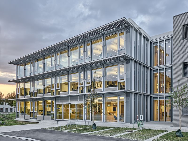 Erweiterung Bürogebäude Erne, Stein – Die Fassadenstruktur aus Aluminium und Glas komplettieren horizontal angeordnete Photovoltaik-Elemente. – Roger Frei, Zürich