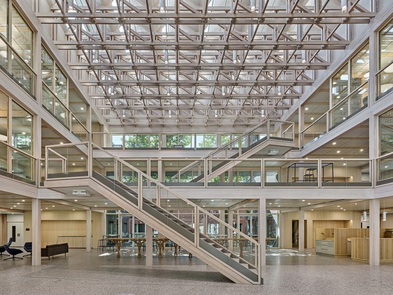 Erweiterung Bürogebäude Erne, Stein – Das mehrgeschossige Atrium ergänzt die Büroflächen zu einer grosszügigen Raumfigur. – Roger Frei, Zürich