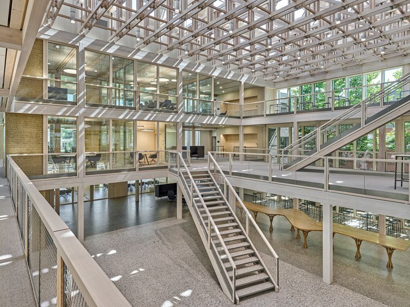 Erweiterung Bürogebäude Erne, Stein – Die fein gegliederte Dachkonstruktion mit Sheddach beleuchtet neben dem Atrium auch die angrenzenden Sitzungsräume. – Roger Frei, Zürich