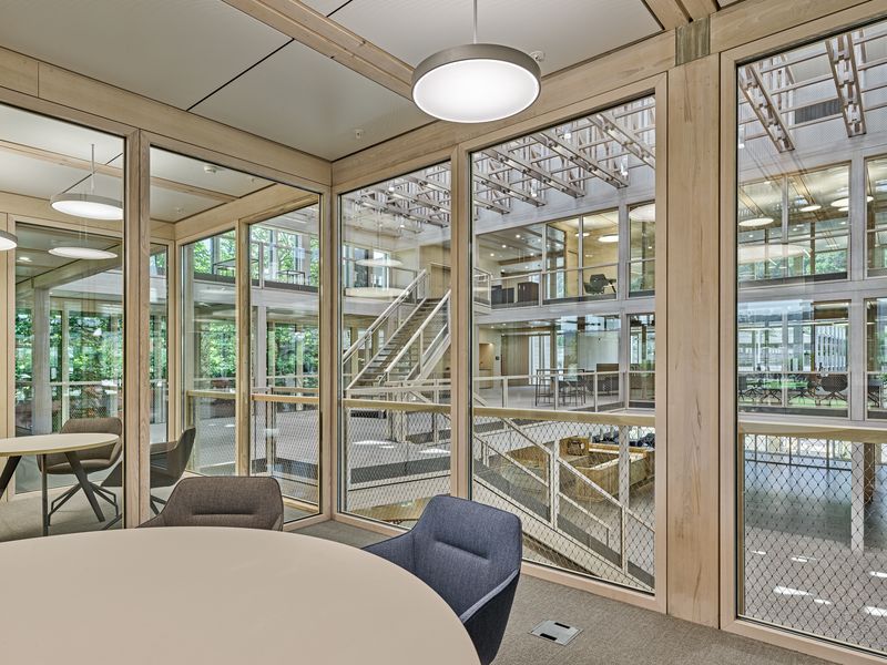 Erweiterung Bürogebäude Erne, Stein – Die Besprechungszimmer erlauben Sichtbezüge in die kollektiv nutzbaren Bereiche. – Roger Frei, Zürich