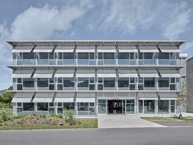 Erweiterung Bürogebäude Erne, Stein – Ein filigranes Kleid aus Aluminium und Glas umhüllt die Struktur des Holzbaus. – Roger Frei, Zürich