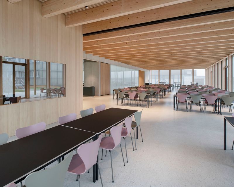 Agroscope posieux - bâtiment de restauration et conférence CB – Une paroi acoustique coulissante permet la flexibilité spatiale d’usage entre le restaurant expérimental et le restaurant – ©Vincent Jendly