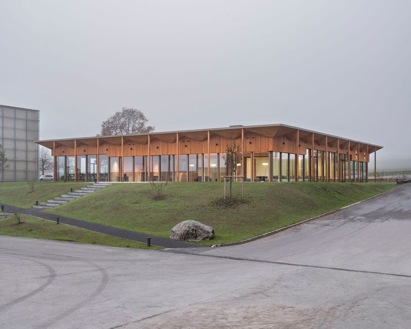 Agroscope posieux - bâtiment de restauration et conférence CB – Vue du bâtiment avec rampe d'accès vers l'entrée principale – ©Vincent Jendly